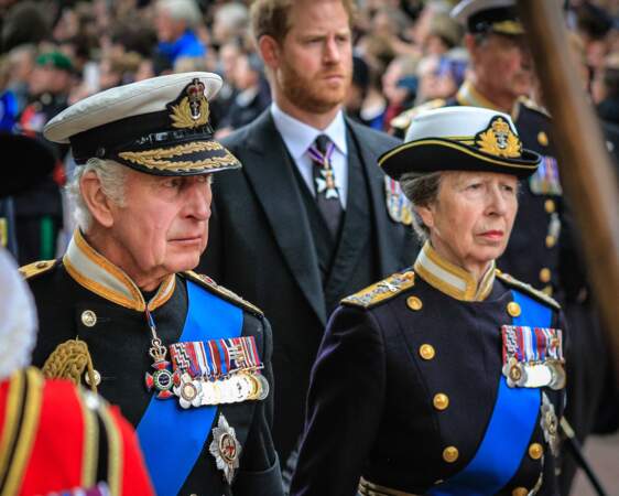 Le roi Charles III d'Angleterre, le prince Harry, duc de Sussex et la princesse Anne lors des funérailles nationales de la reine Elizabeth II.