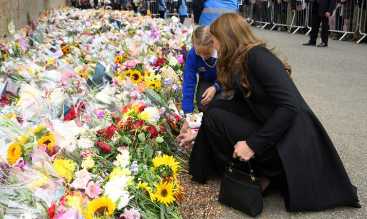Le prince William, prince de Galles, Kate Middleton, princesse de Galles regardent les hommages floraux laissés aux portes de Sandringham House à Norfolk.