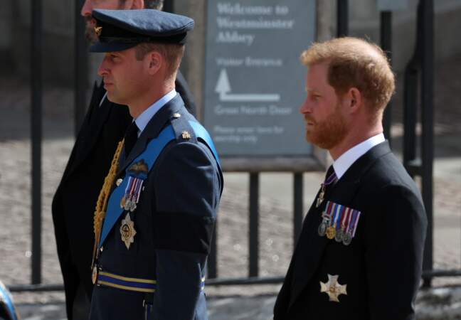 Le prince William, prince de Galles, et le prince Harry, duc de Sussex, marchent derrière le cercueil lors des funérailles nationales de la reine Elizabeth II, à l'abbaye de Westminster à Londres, en Grande-Bretagne, le 19 septembre 2022.
