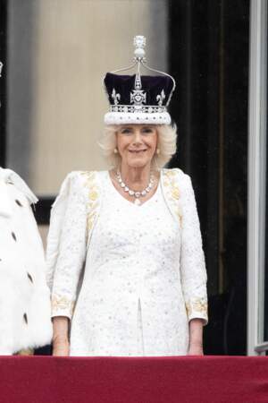 La reine Camilla pose sur le balcon du palais de Buckingham, à Londres, après le couronnement.