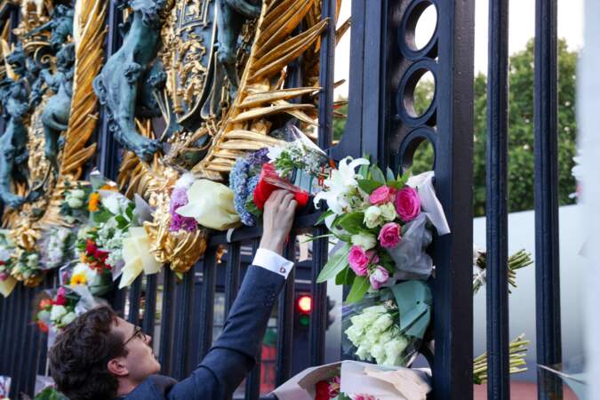 De nombreuses personnes sont venues rendre hommage à la reine Elisabeth II devant le palais de Buckingham, à la suite de l'annonce de son décès, le 8 septembre 2022.