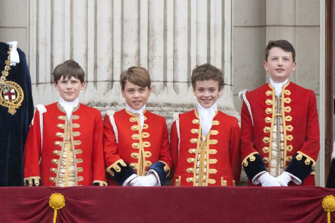 Le prince George pose sur le balcon du palais de Buckingham, à Londres, après le couronnement.