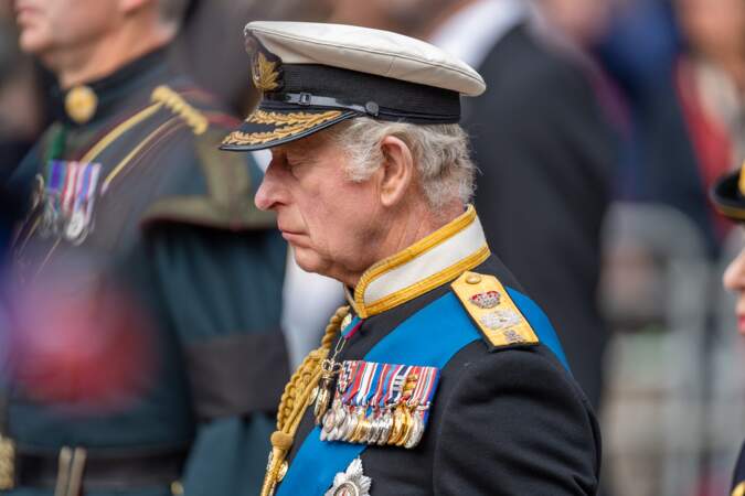 Le roi Charles III face au cortège funèbre national de la reine Elizabeth II, devant le palais de Buckingham. 