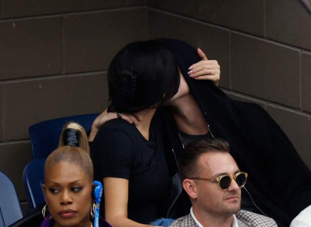 Kylie Jenner et son compagnon Timothée Chalamet peinent à se retenir de se montrer des gestes d'affection.