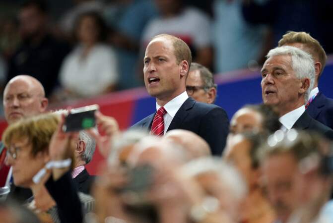 Le Prince de Galles chante l'hymne national gallois dans les tribunes avant le match de la poule C de la Coupe du monde de rugby 2023 entre le Pays de Galles et Fidji au Stade de Bordeaux.