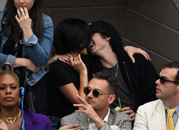 Kylie Jenner et Timothée Chalamet regardent Novak Djokovic contre Daniil Medvedev lors de la finale masculine de l'US Open, lorsqu'ils ne s'échangent pas des petits bisous.