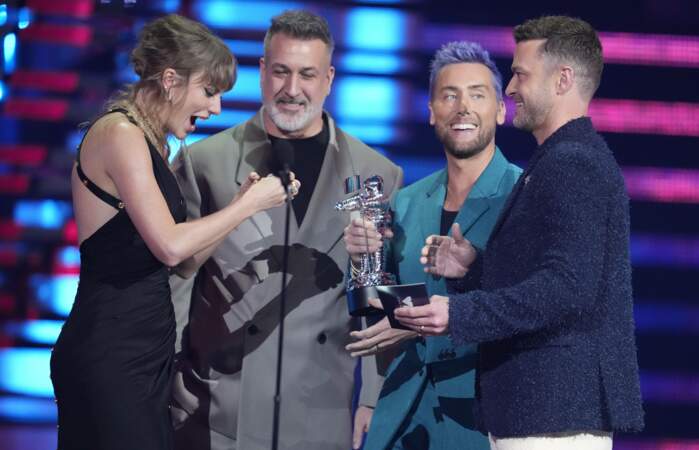 Les membres de Nsync, Joey Fatone, Lance Bass et Justin Timberlake remettent un award à Taylor Swift lors des MTV Video Music Awards 2023