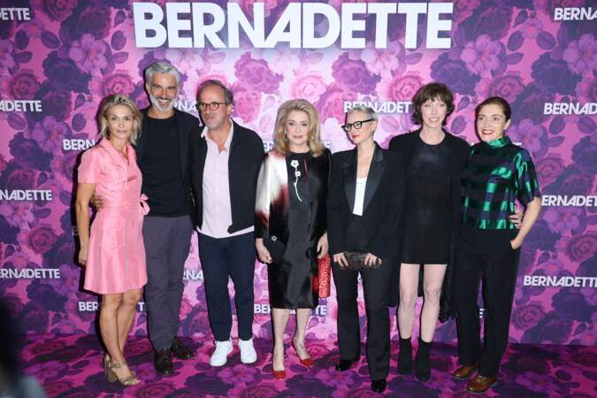 L'équipe du film est réunie devant l'affiche avec Barbara Schulz, Francois Vincentelli, Lionel Abelanski, Catherine Deneuve, Lea Domenach, Sara Giraudeau et Maud Wyler