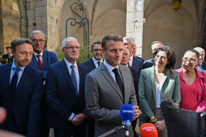 Le président français Emmanuel Macron, Stéphane Bern et la ministre française de la Culture Rima Abdul Malak en Côte-D'or dans le cadre d'un déplacement axé sur les Journées européennes du patrimoine.