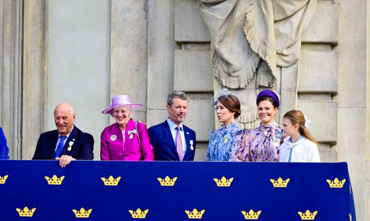La princesse héritière Victoria de Suède avec la princesse Estelle, la reine Margrethe II du Danemark, le prince héritier Frederik et la princesse héritière Mary du Danemark et le roi Harald V de Norvège assistent à la relève de la garde et à l'hommage du chœur  au Palais Royal dans le cadre du 50e jubilé du roi suédois sur le trône à Stockholm. 