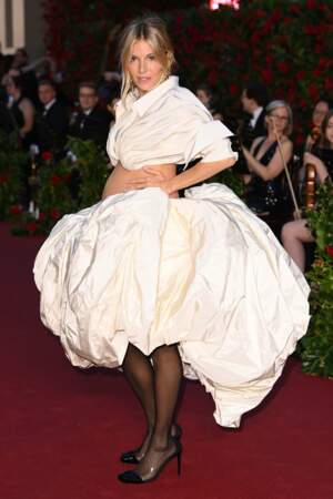 Sienna Miller et son baby bump lors du Vogue World Show 2023