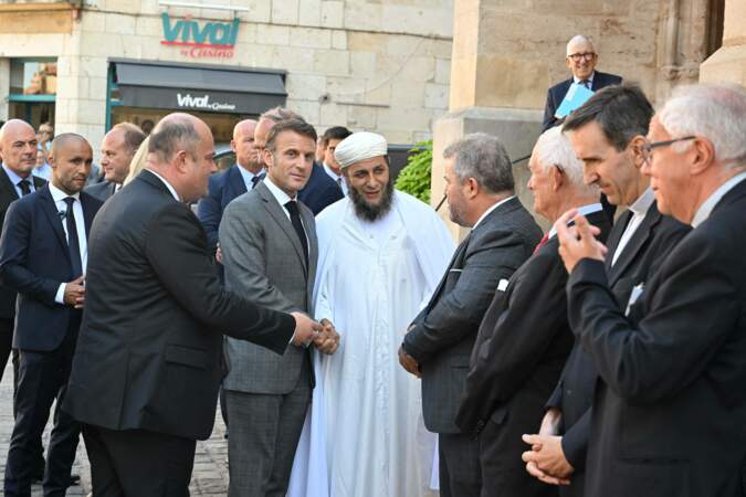 Le président français Emmanuel Macron serre la main de l'imam de la Grande Mosquée de Paris Khaled Larbi dans le cadre d'un déplacement axé sur les Journées européennes du patrimoine.
