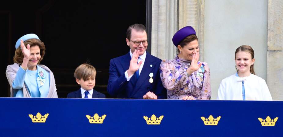 La reine Silvia de Suède, la princesse héritière Victoria, le prince Daniel, la princesse Estelle et le prince Oscar de Suède. Les enfants de la princesse Victoria sont les seuls petits-enfants du souverain autorisés à assister à cette journée de célébrations