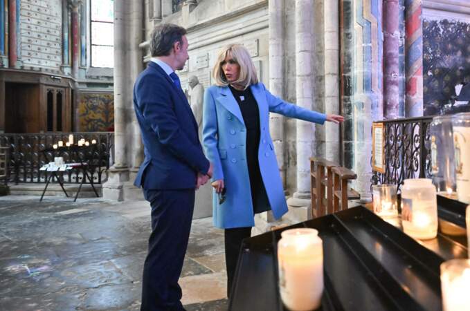 Le président français Emmanuel Macron et son épouse Brigitte Macron visitent la collégiale Notre-Dame.