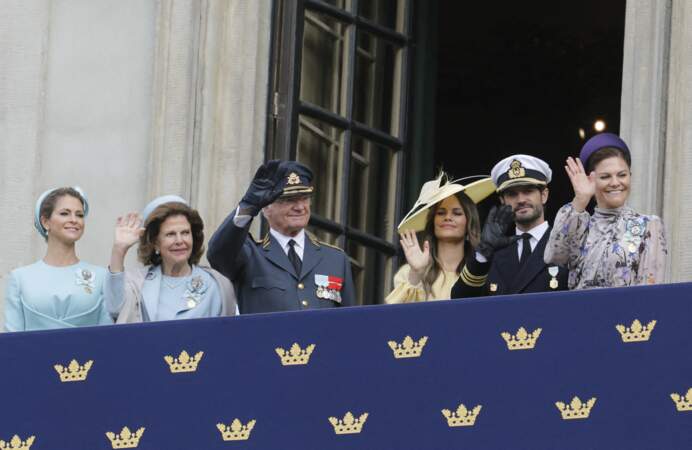 Le Roi Carl XVI Gustaf, Chris O'Neill, la Princesse Madeleine, la Princesse héritière Victoria, le Prince Carl Philip, la Princesse Victoria, la Reine Silvia, la Princesse Sofia au balcon du Palais Royal à Stockholm en Suède, à l'occasion du 50ème anniversaire de l'accession au trône du roi.