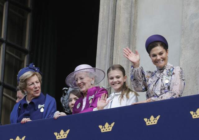 La reine Margrethe, la princesse héritière Victoria et la princesse Estelle au balcon du palais royal de Stockholm.
Le royaume nordique célèbre du 13 au 16 septembre 2023 le jubilé d’or de son souverain qui, au fil des années, a gagné le respect des Suédois.