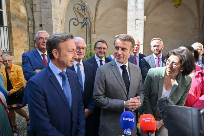 Le président français Emmanuel Macron, Stéphane Bern et la ministre française de la Culture Rima Abdul Malak en Côte-D'or dans le cadre d'un déplacement axé sur les Journées européennes du patrimoine.