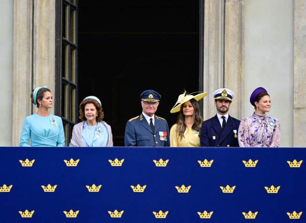 Le roi Carl Gustaf et la reine Silvia de Suède avec la princesse héritière Victoria, le prince Carl Philip, la princesse Sofia et la princesse Madeleine assistent à la relève de la garde et à l'hommage au chœur.