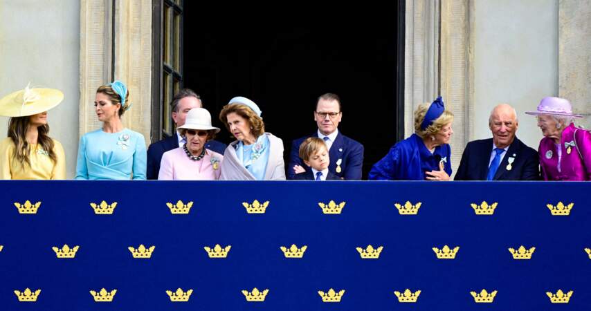 La reine Silvia et le prince Daniel de Suède avec le prince Oscar, la princesse Sofia, la princesse Madeleine, Christopher O'Neill, la reine Anne-Marie de Grèce, le roi Harald V de Norvège et la reine Margrethe II de Danemark assistent à la relève de la garde et à l'hommage au chœur.