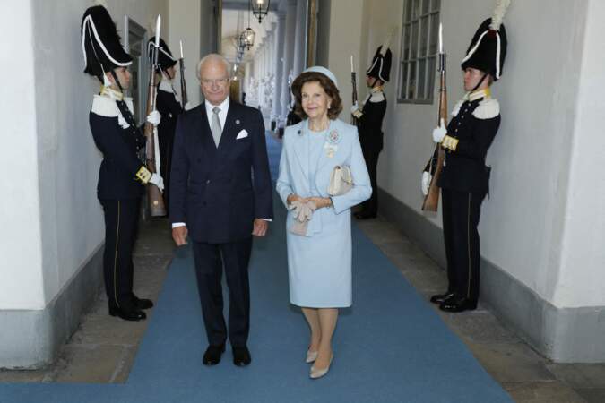 Le Roi Carl XVI Gustaf et la Reine Silvia de Suède arrivent pour le service d'action de grâce, Te Deum, dans l'église du Palais Royal à Stockholm.