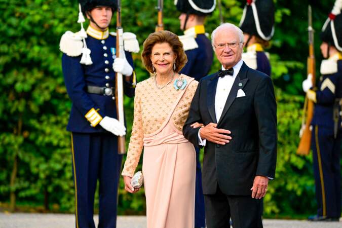 À l'occasion des 50 ans de règne du roi suédois sur le trône, un concert a été prévu à l'opéra de Stockholm. Le roi Carl XVI Gustaf et la reine Silvia de Suède sont présents