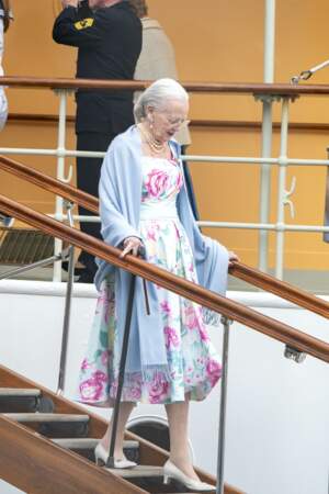 La reine Margaret du Danemark débarque du bateau pour rejoindre le concert événement pour le jubilé à l'opéra de Stockholm