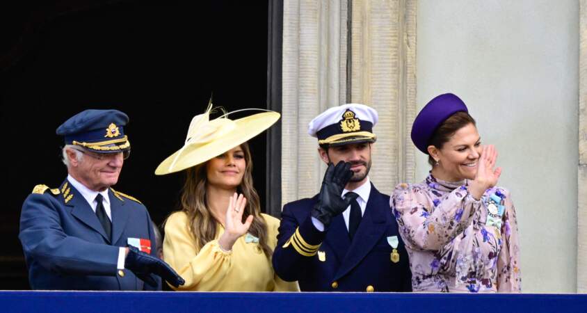 Le roi Carl Gustaf de Suède avec le prince Carl Philip et la princesse Sofia et. tout à droite la princesse héritière Victoria, assistent à la relève de la garde et à l'hommage du chœur.