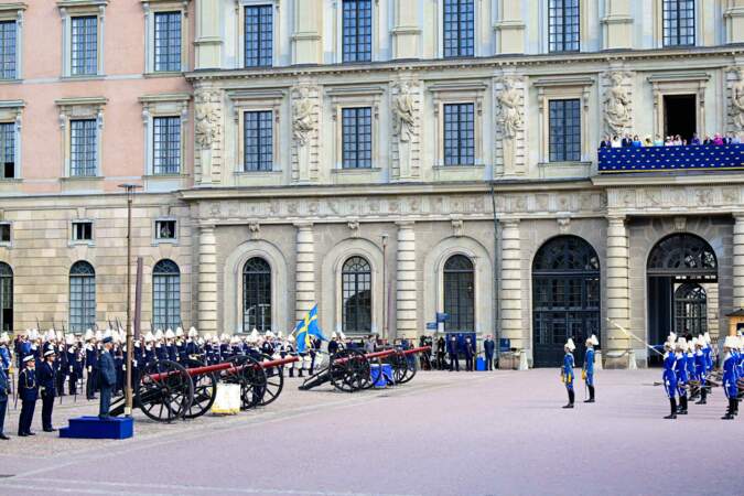 La relève de la garde et l'hommage au chœur au Palais Royal.