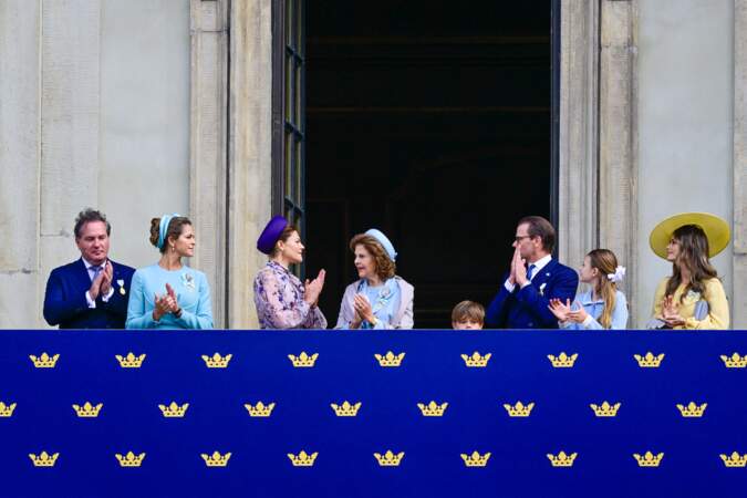 La reine Silvia de Suède, la princesse héritière Victoria et le prince Daniel, la princesse Estelle, le prince Oscar, la princesse Sofia, la princesse Madeleine et Christopher O'Neill assistent à la relève de la garde et à l'hommage du chœur.