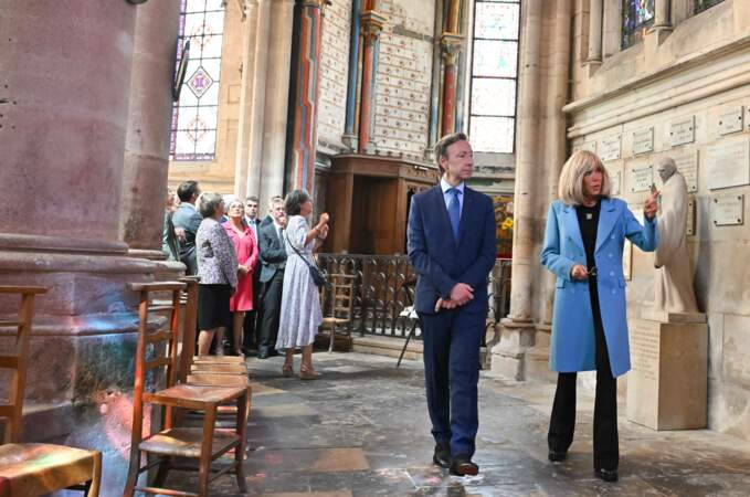 Le président français Emmanuel Macron et son épouse Brigitte Macron visitent la collégiale Notre-Dame avec la ministre française de la Culture, Rima Abdul Malak et Stéphane Bern.