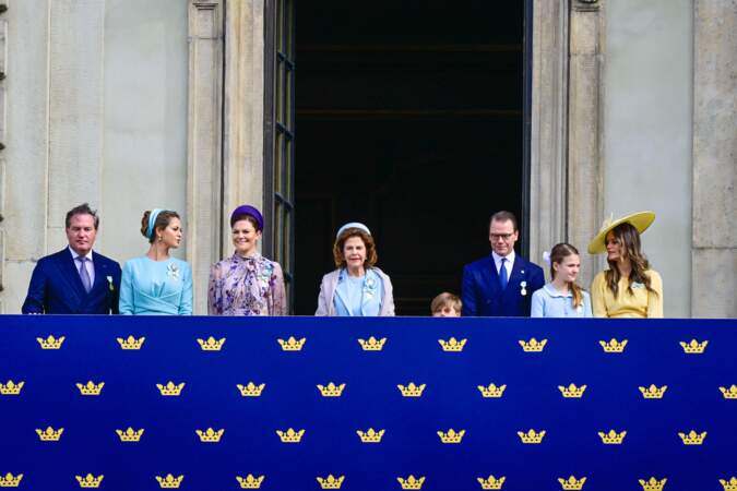 La reine Silvia de Suède, la princesse héritière Victoria et le prince Daniel, la princesse Estelle, le prince Oscar, la princesse Sofia, la princesse Madeleine et Christopher O'Neill assistent à la relève de la garde et à l'hommage du chœur.