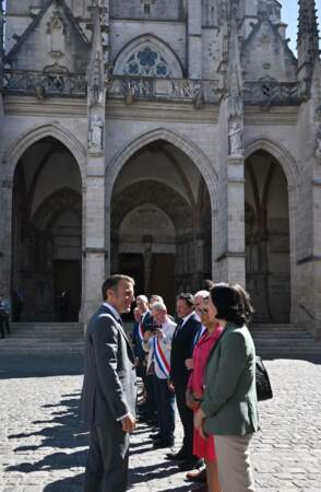 Le président français Emmanuel Macron accueilli par la ministre française de la Culture Rima Abdul Malak dans le cadre d'un déplacement consacré aux Journées européennes du patrimoine.
