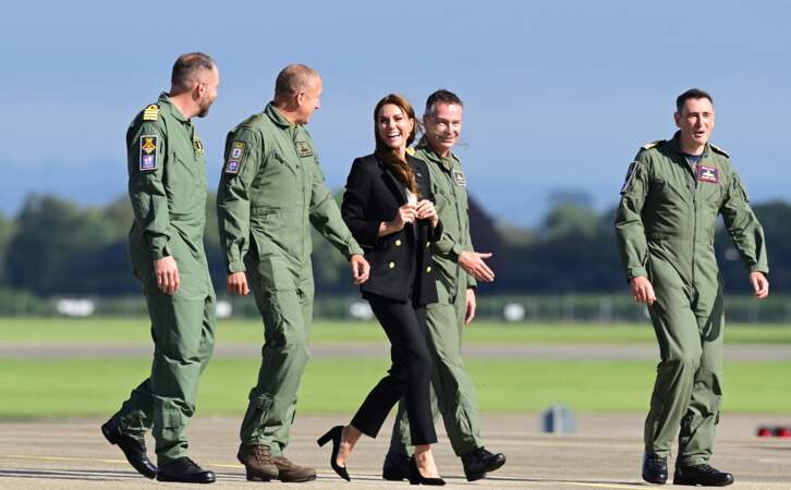 Enfin, Kate s'est rendue au centre de formation Wildcat pour rencontrer l'équipe de chargement formée pour installer diverses armes sur l'hélicoptère Wildcat MK2.