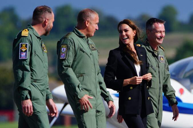 La princesse de Galles lors d'une visite à la base aéronavale le sourire aux lèvres.