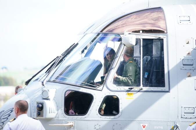 Lors de sa visite, Kate a participé à une formation sur simulateur de vol d'hélicoptère et a essayé du matériel de survie.