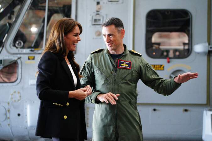 Kate Middleton discute avec le personnel de la tour de contrôle du trafic aérien.