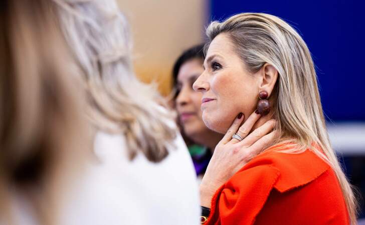 La reine Maxima des Pays-Bas écoute attentivement les préoccupations de l'école primaire De Bavokring à Rotterdam