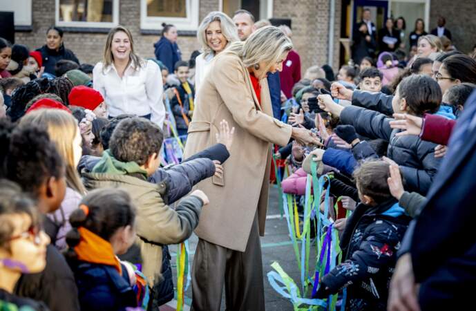 En sortant de l'école primaire De Bavokring à Rotterdam, de nombreux enfants sont là pour la rencontrer