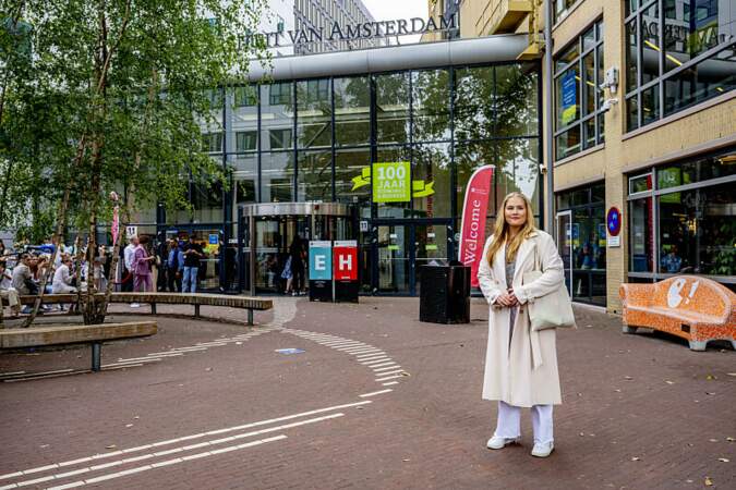 Elle étudie la politique, la psychologie, le droit et l’économie à l’Université d’Amsterdam. En 2020, elle est âgée de 17 ans.