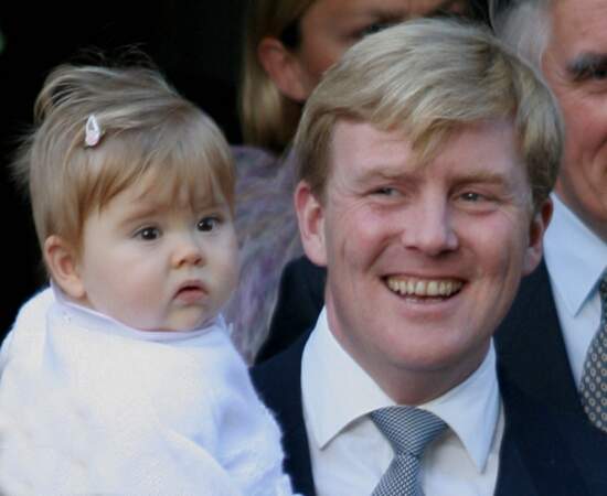 Par son père, elle est la petite-fille de la reine Beatrix des Pays-Bas tandis que, par sa mère, elle descend de l’ancien secrétaire d’État argentin Jorge Zorreguieta.