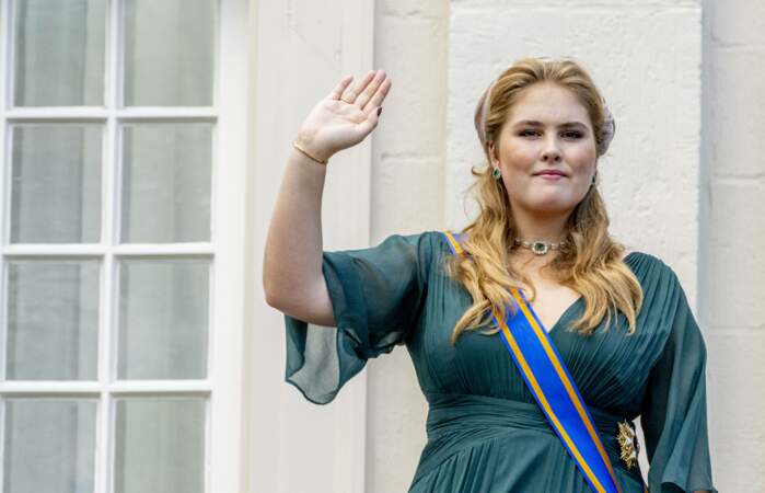 Future reine, Amalia effectue sa première tournée royale en février 2022, dans les Antilles néerlandaises, dans les îles des Caraïbes. Elle est âgée de 19 ans.