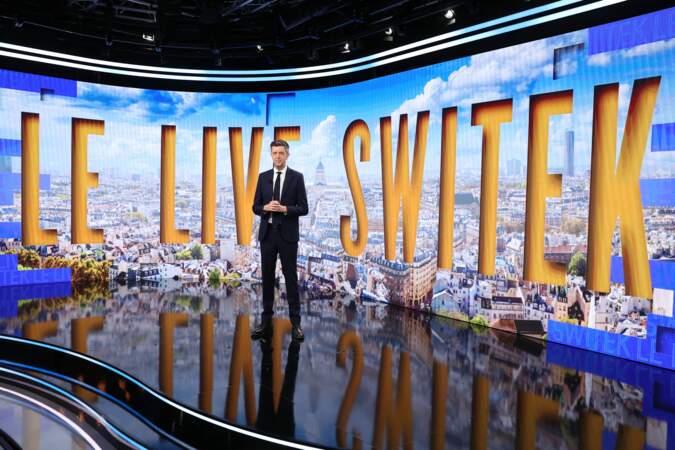 Le journaliste français Maxime Switek présente la nouvelle émission matinale Le Live Switek sur la chaîne BFMTV. Il a alors 44 ans.