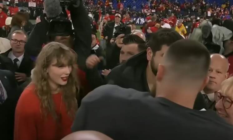 Taylor Swift rejoint son petit ami Travis Kelce sur le terrain. 