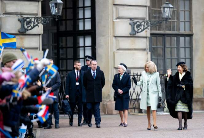 Le roi Carl XVI Gustaf et la reine Silvia de Suède accueillent le président et sa femme la Première Dame femme Brigitte Macron, accompagnée de son chef du protocole, José Pietroboni, dans la cour intérieure du palais royal de Stockholm, le 30 janvier 2024.