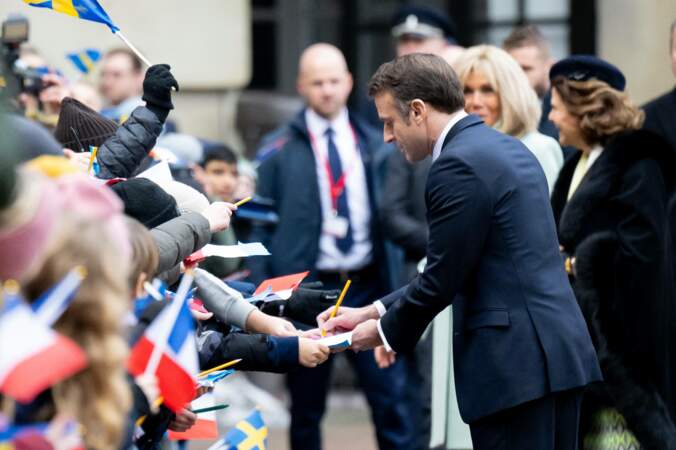 Le président Emmanuel Macron assiste à la cérémonie de bienvenue à la Cour Royale à Stockholm.
