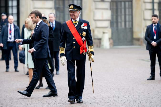 Le roi Carl XVI Gustaf et la reine Silvia de Suède accueillent le président Emmanuel Macron et sa femme la Première dame dans la cour intérieure du palais royal de Stockholm.
