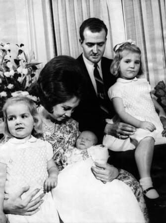 Il est le troisième enfant et seul fils de Juan Carlos Ier et de Sophie de Grèce.