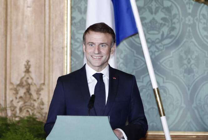 Le président Emmanuel Macron assiste à la cérémonie de bienvenue à la Cour Royale à Stockholm.