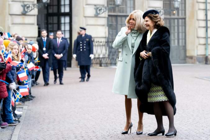Le roi Carl XVI Gustaf et la reine Silvia de Suède accueillent le président et sa femme la Première Dame femme Brigitte Macron, accompagnée de son chef du protocole, José Pietroboni, dans la cour intérieure du palais royal de Stockholm, le 30 janvier 2024.