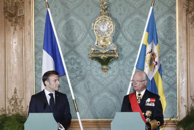 Le président Emmanuel Macron, le roi Carl XVI Gustaf assistant à la cérémonie de bienvenue à la Cour royale à Stockholm.